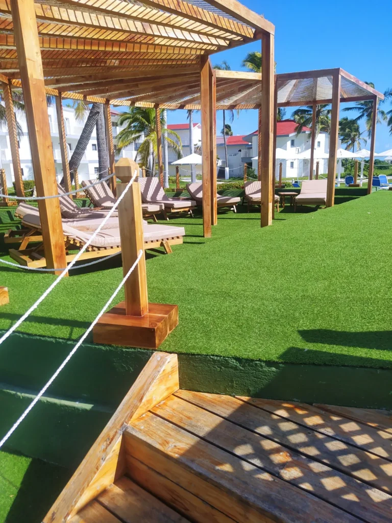 área VIP con pérgola y césped artif